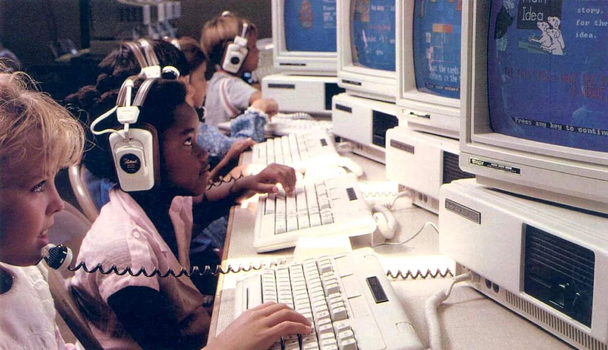 Технологии 2000 годов. Компьютеры в 80е в СССР. Компьютер Атари 80х. Компьютерные технологии 80-х. Информационные технологии восьмидесятых годов.
