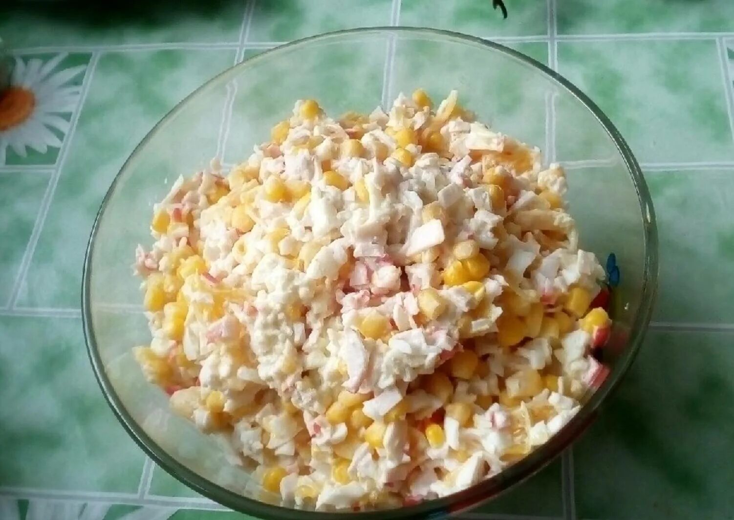 Салат крабовые палочки с кукурузой апельсином. Как нарисовать крабовый салат легко. Крабовый салат с апельсином. Салат крабовые палочки с кукурузой апельсином. Салат по королевски с апельсинами и крабовыми палочками.