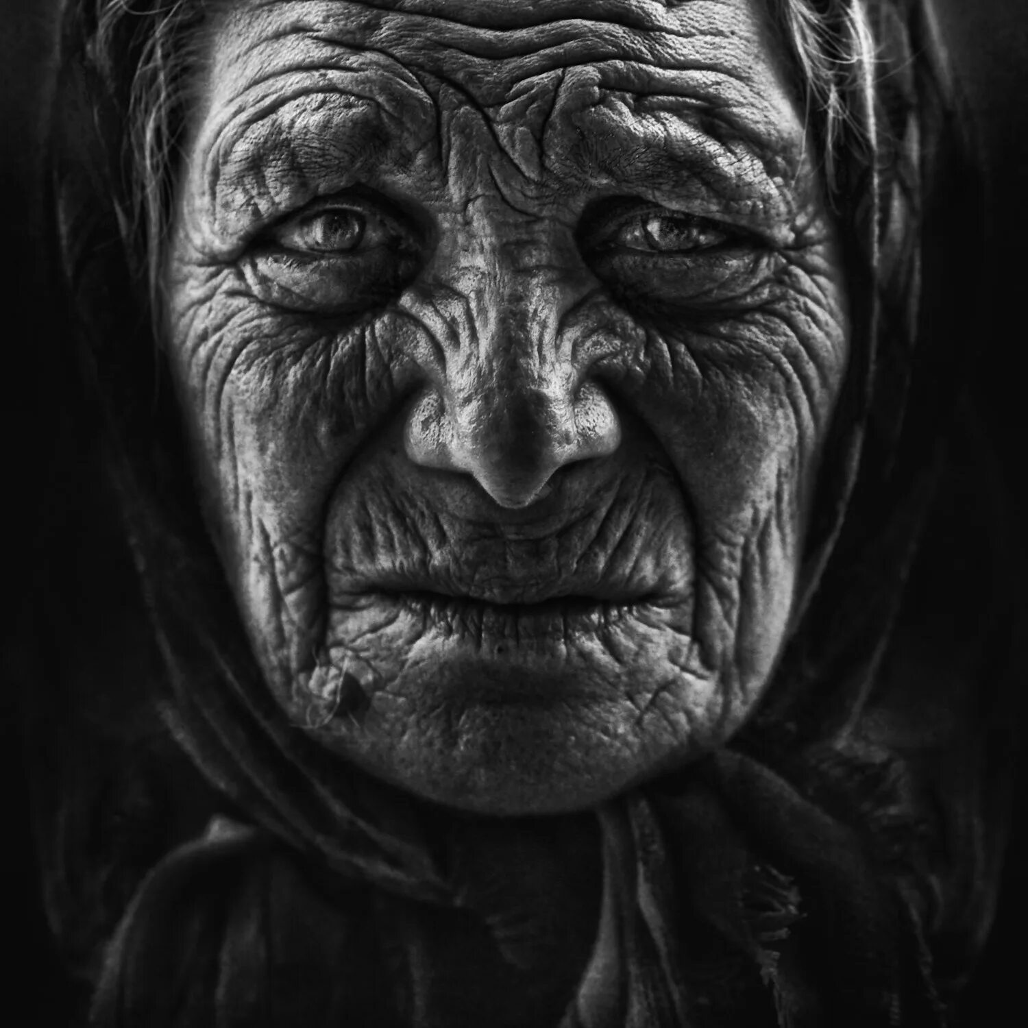 Загадочная бабушка. Старуха Изергиль. Lee Jeffries face. Портреты Lee Jeffries. Портрет старушки.