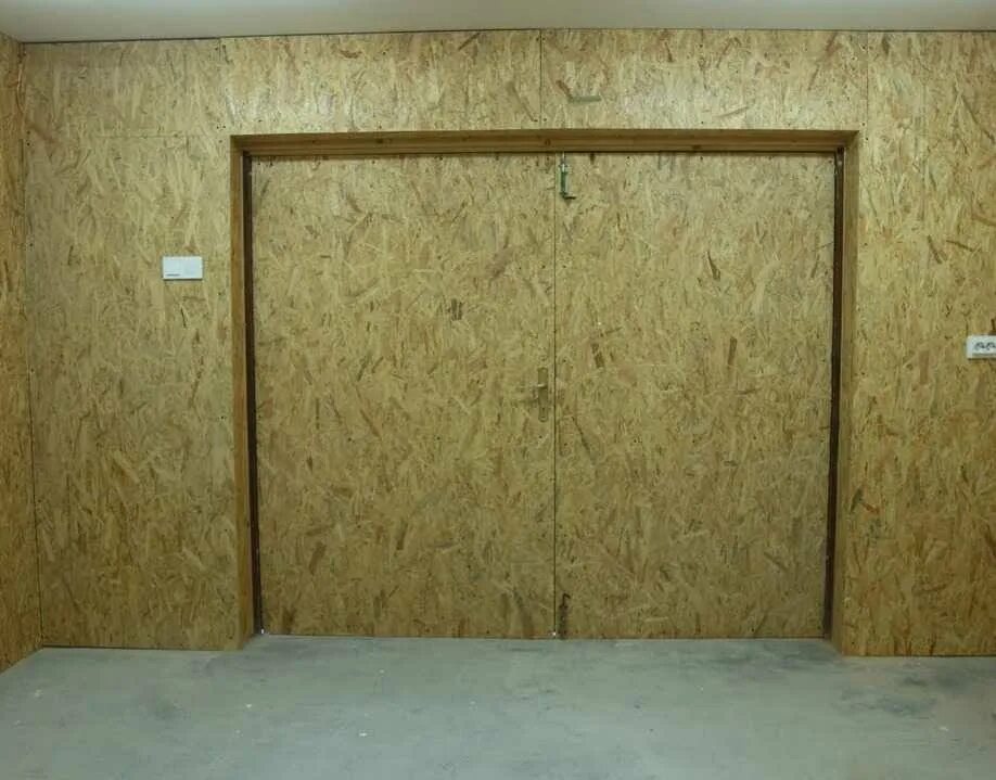 Отделка гаража. Обшивка гаража внутри. Отделка гаража осп внутри. Osb 9мм обшиваем. Обшивка ворот гаража осб.