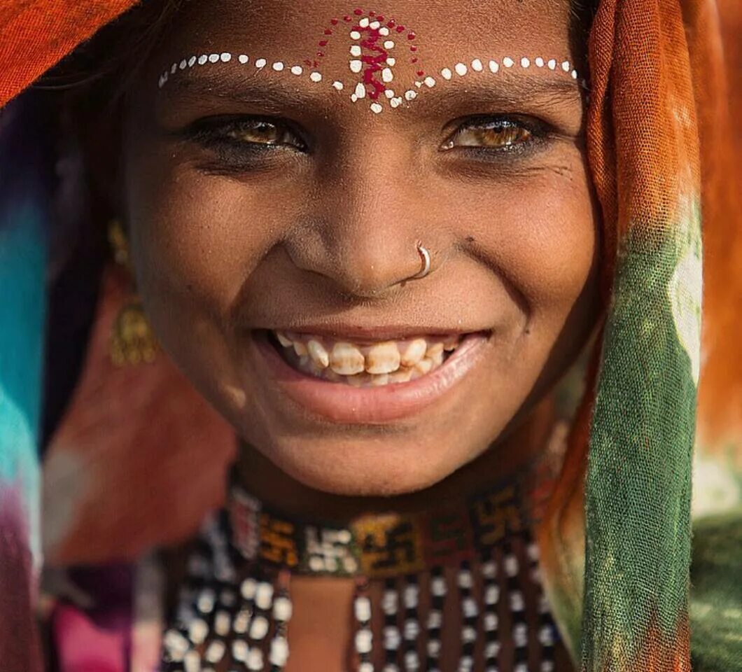 Колоритные лица. Девушки с необычными глазами. Лицо индуски. Типичная индианка. Хиндустанцы внешность.