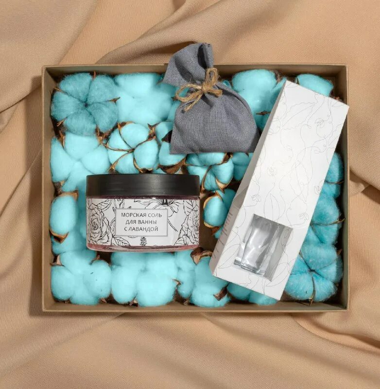 Закончились подарки. Закончились подарки. Подарок. Девушка распаковывает подарок. Праздники продолжаются скидка на.