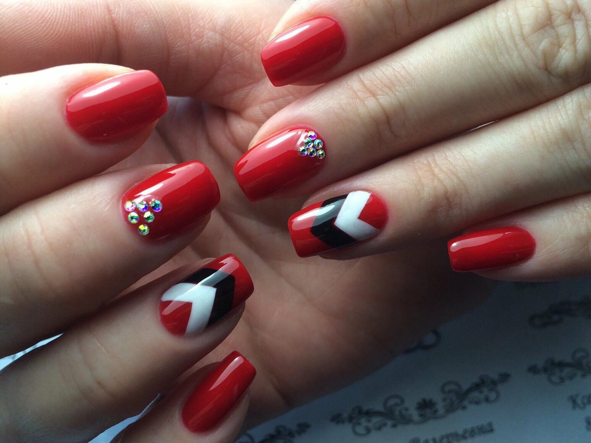 Красивый красный маникюр. Красный маникюр на короткие ногти. Маникюр с красным цветом. Красные ногти маникюр. Красный маникюр.