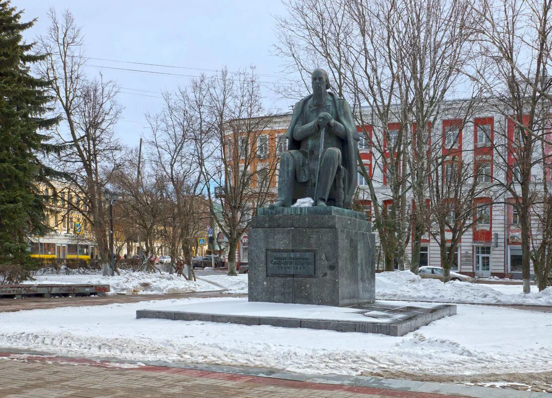 Тверь в марте. Салтыков Щедрин памятник в Твери. Памятник м.е. Салтыкову-Щедрину (Тверь). Памятник Салтыкова Щедрина в Твери. Памятник Салтыкову в Твери.