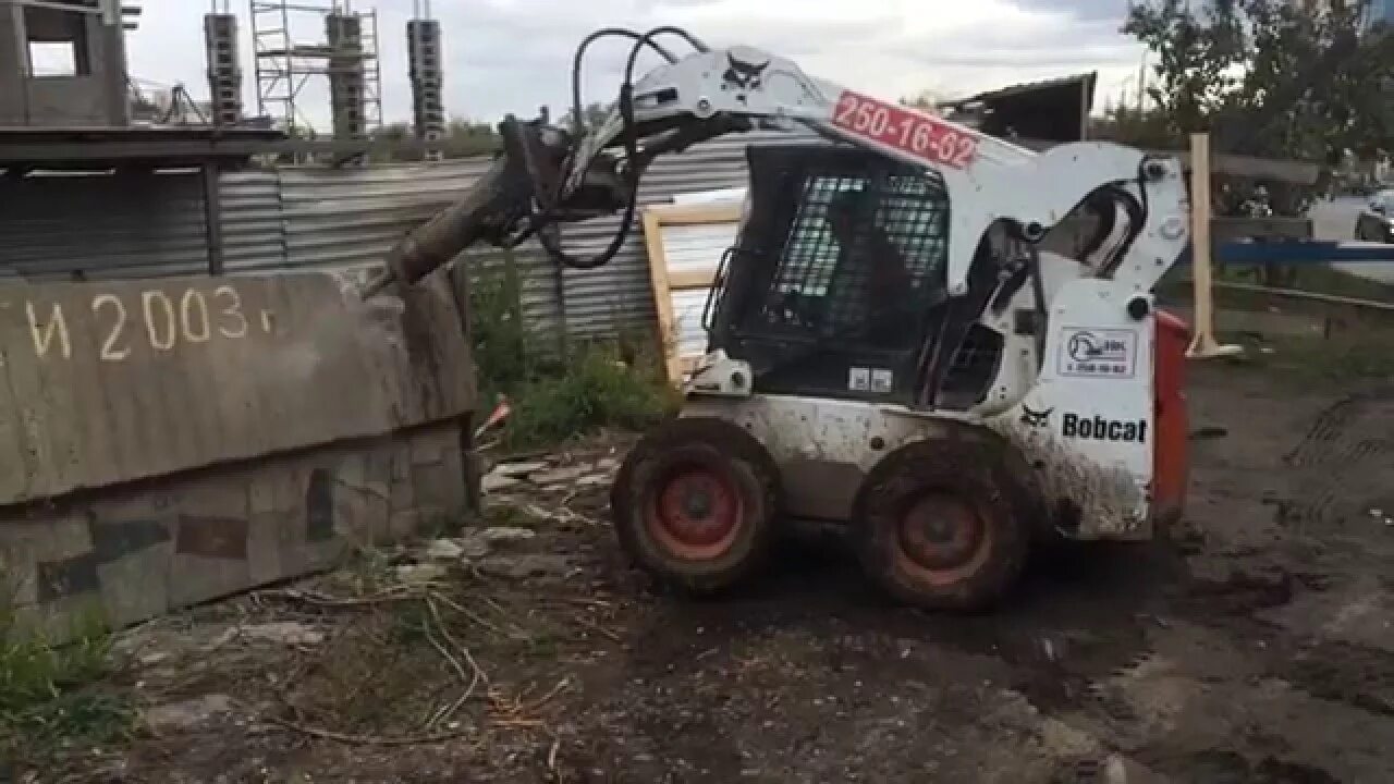 Гидромолот bobcat. Гидромолот на погрузчик Bobcat. Гидромолот Бобкэт 980. Погрузчик Бобкэт с гидромолотом. Bobcat s450 с гидромолотом.