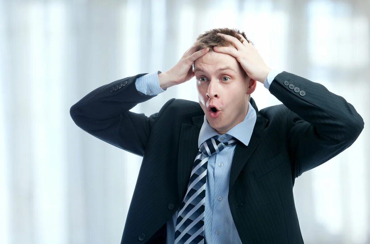 Парень в растерянности. Удивление для презентации. Удивленный человек. Определи эмоцию удивление. Удивлен другими словами.