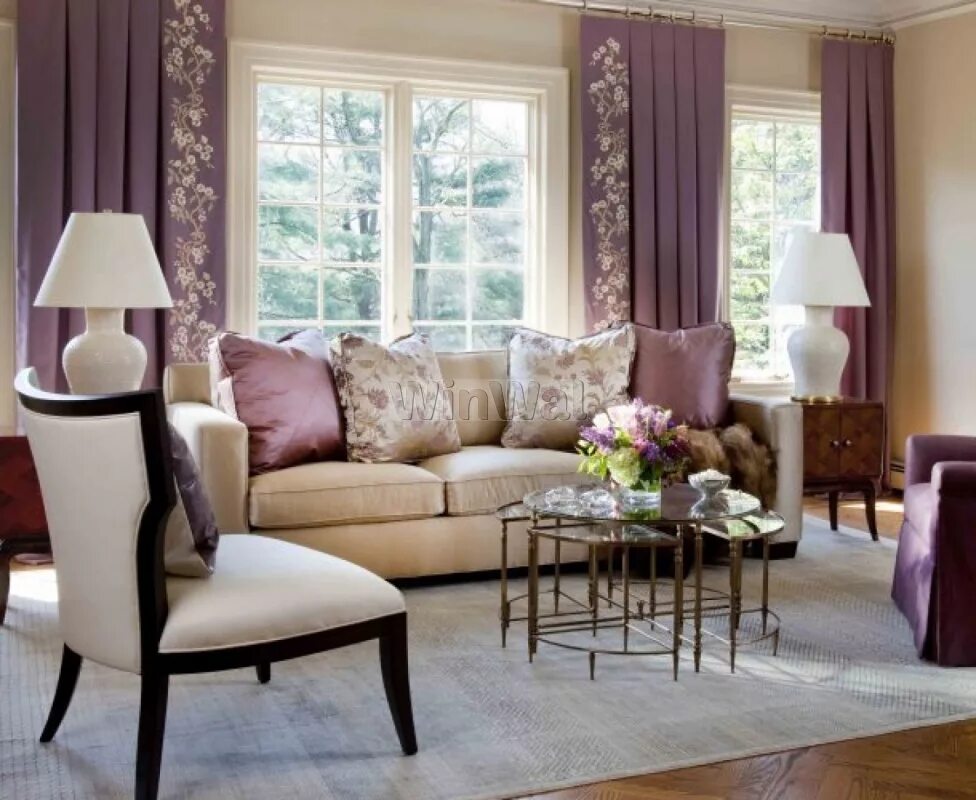 Какой цвет штор к бежевым обоям. Фиолетовый в интерьере гостиной. Лавандовый цвет в интерьере гостиной. Лавандовый цвет в интерьере. Цветочные шторы в интерьере.