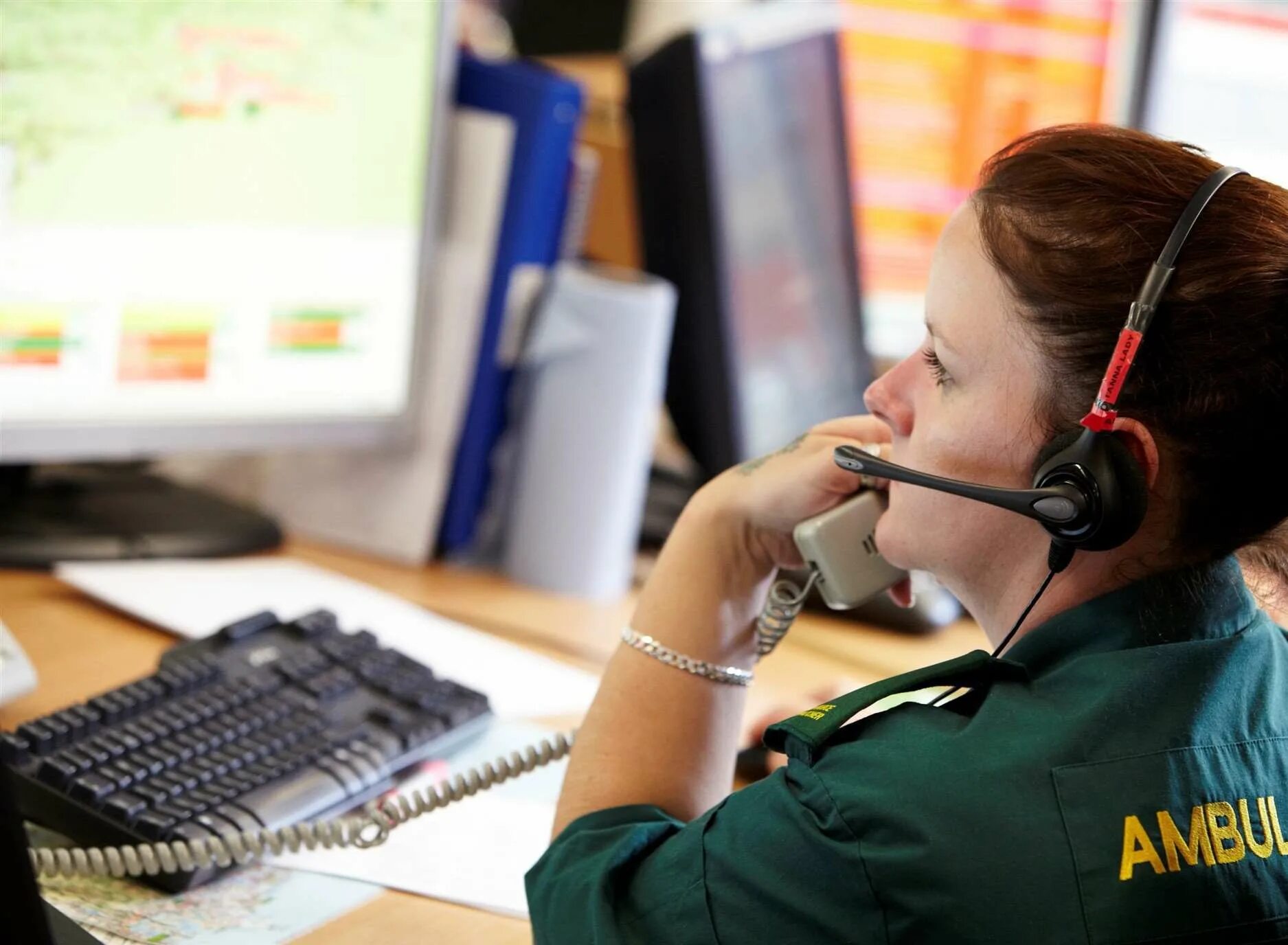 Секретарь в офисе. Home intercom. Call over. Девушка с телефоном. Офис менеджер.