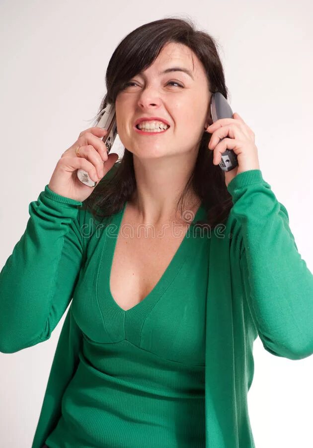 Зрелые брюнетки разговор. Брюнетка говорит по телефону фото. Woman speaking on the Phone. Красивая брюнетка разговаривает смеется. Толстая девушка говорит по телефону.