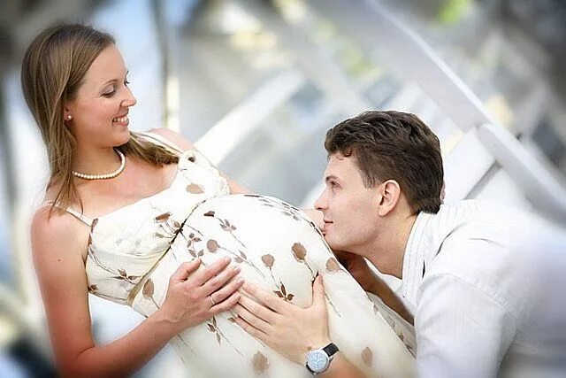 Счастливая беременность. Мужчина ждет ребенка. Беременна с мужем.