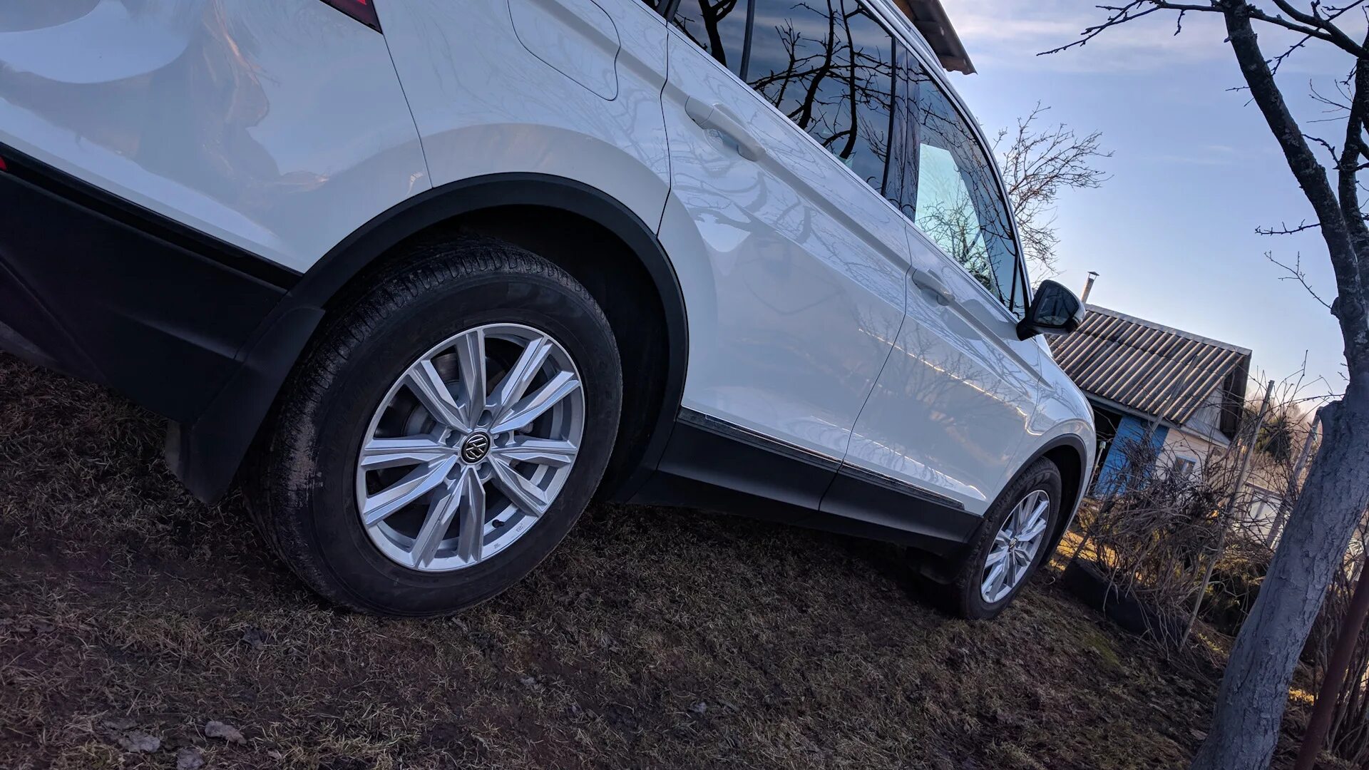 Колеса volkswagen tiguan. Скад r17 Тигуан. Диск Salvador 17 Tiguan. Диски Merano 17 Тигуан. Dezent td Dark r17 на VW Tiguan 2.