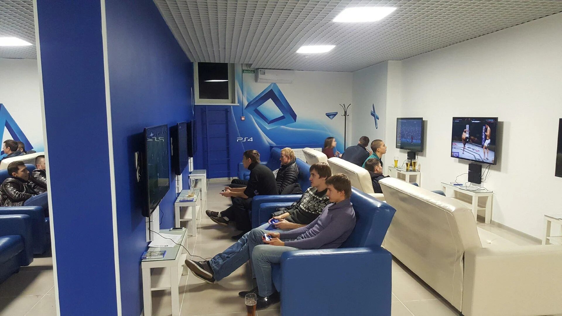 Four club. Ps4 club пермь екатерининская. игровой клуб пс4. компьютерные залы с пс4. игровой клуб ps4 реклама.