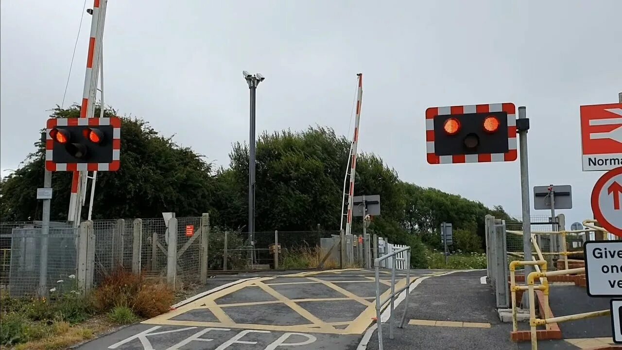 Uk Level Crossing. Uk Level Crossing Train. Level Crossing in Germany. Uk Level Crossing Night.