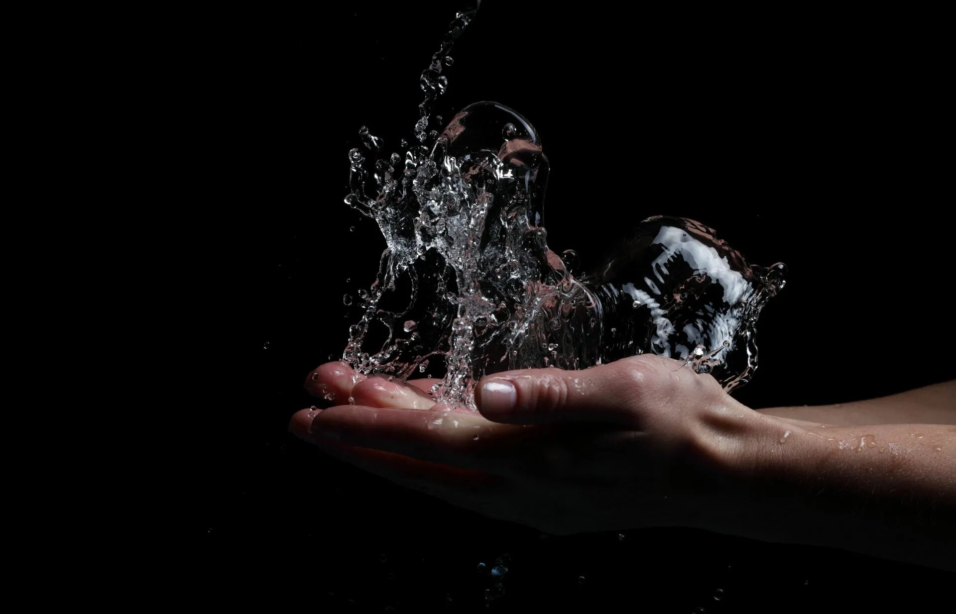 Вода на черном фоне. Брызги воды. Капли воды. Вода на темном фоне. Струйки дыма тянулись навстречу брызгам