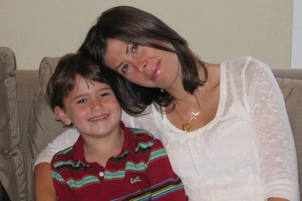 Мать реал. Реал mother son. Mother sits on sons face. Missav mom son. Фотосессия мама и взрослый сын.