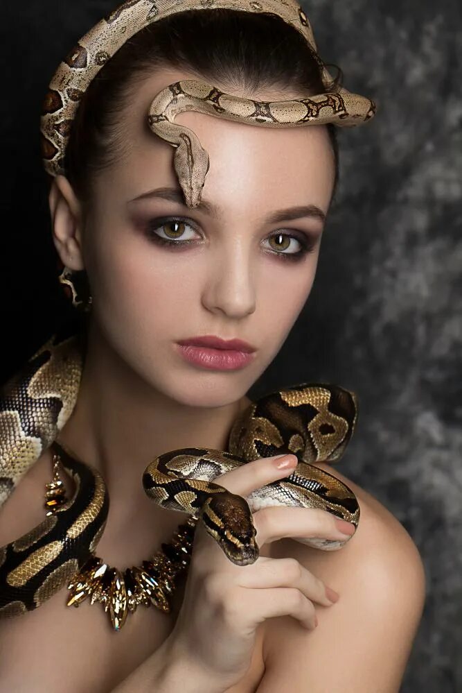 Девочка змейка. Фотосессия со змеями. Образы для фотосессии со змеей. Девушка змея. Красивые девушки со змеями.