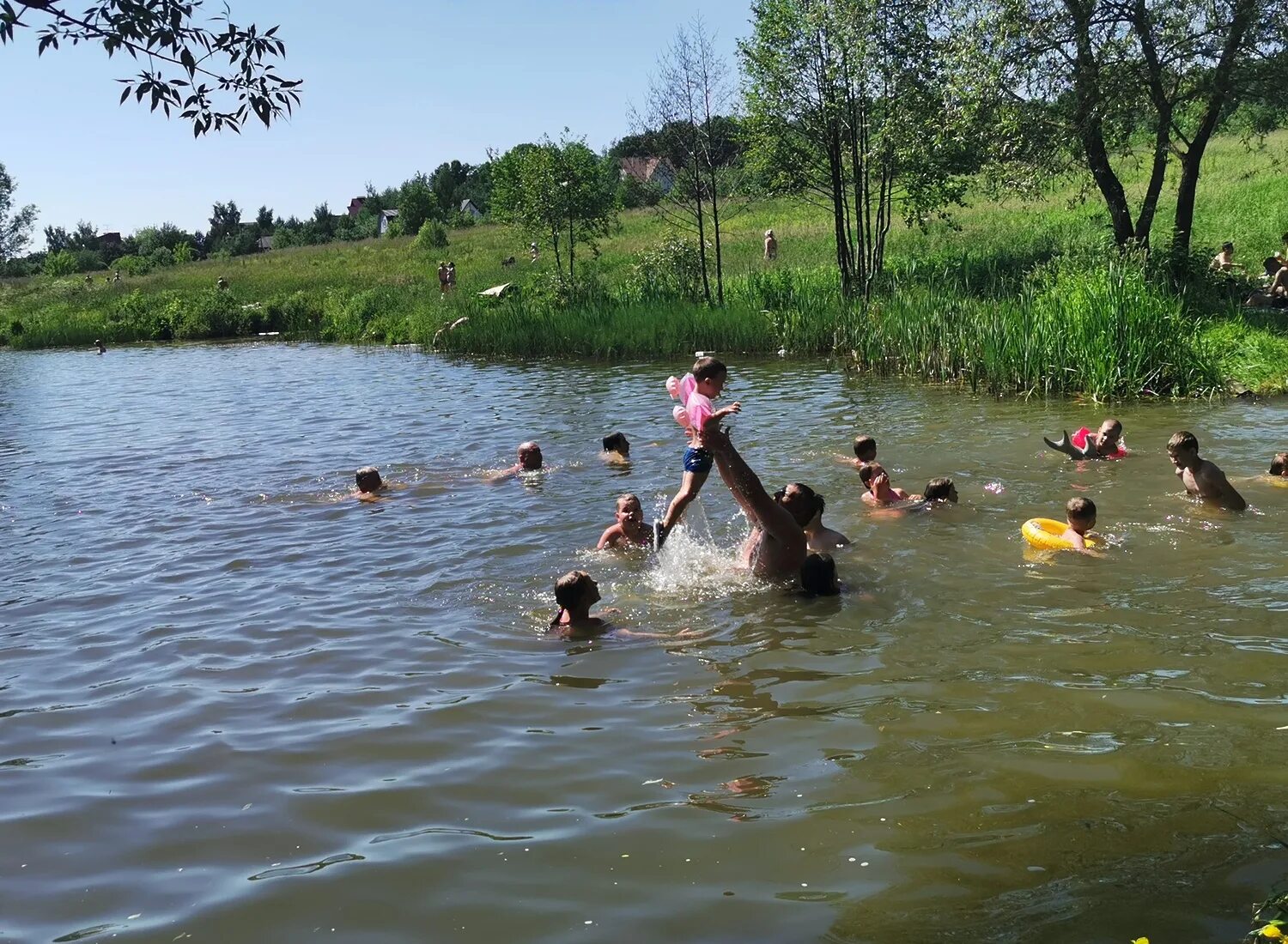 Человек купается в реке. Река Конопелька Подольский район. Летом на речке. Жара речка. Купаемся на речке.