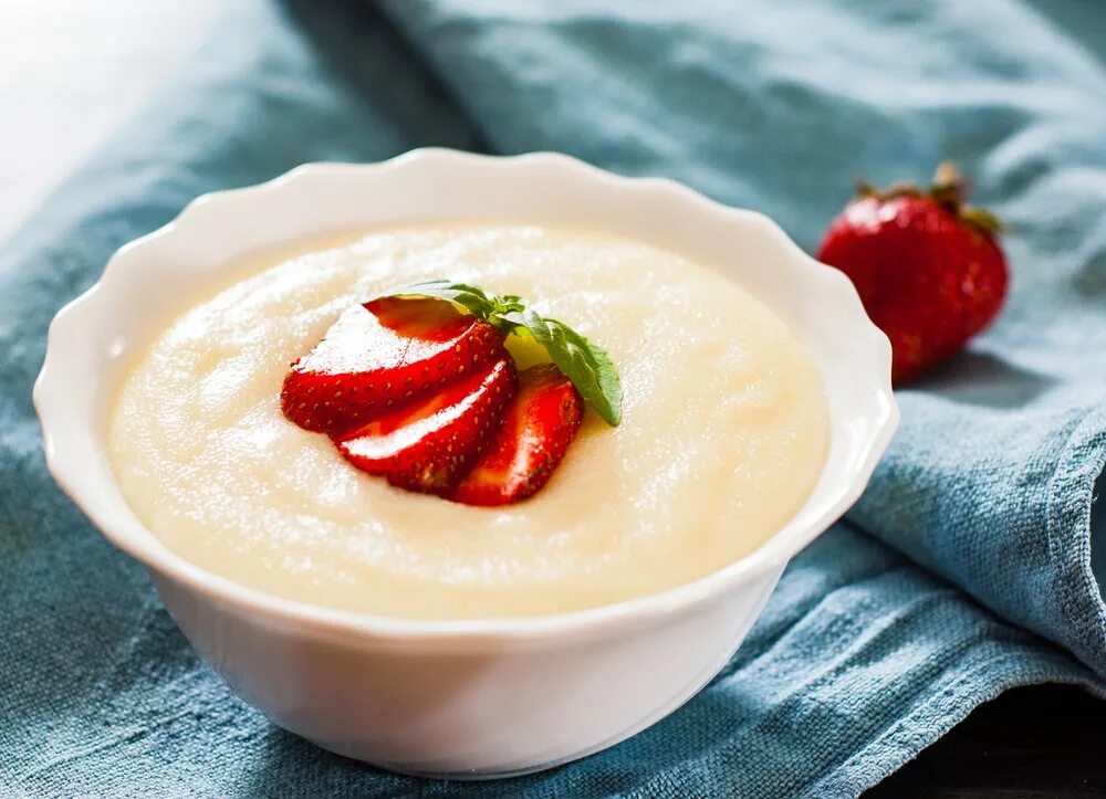 Самая вкусная манная каша. Манная каша на молоке. semolina porridge. каша с маком. манная каша на воде.