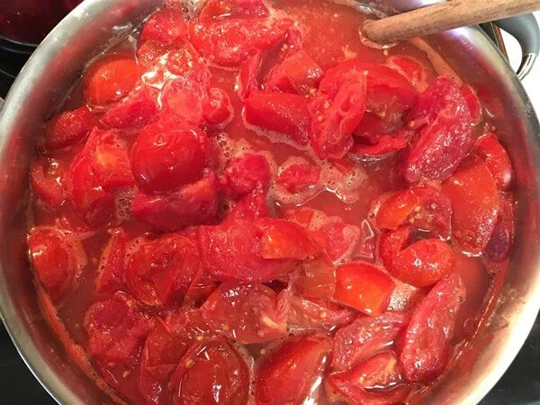 Рецепт кетчупа помидоры и лук. Домашний кетчуп из томата. Кетчуп заготовки на зиму из помидор. Лук с кетчупом в уксусе. Кетчуп зимний сад.