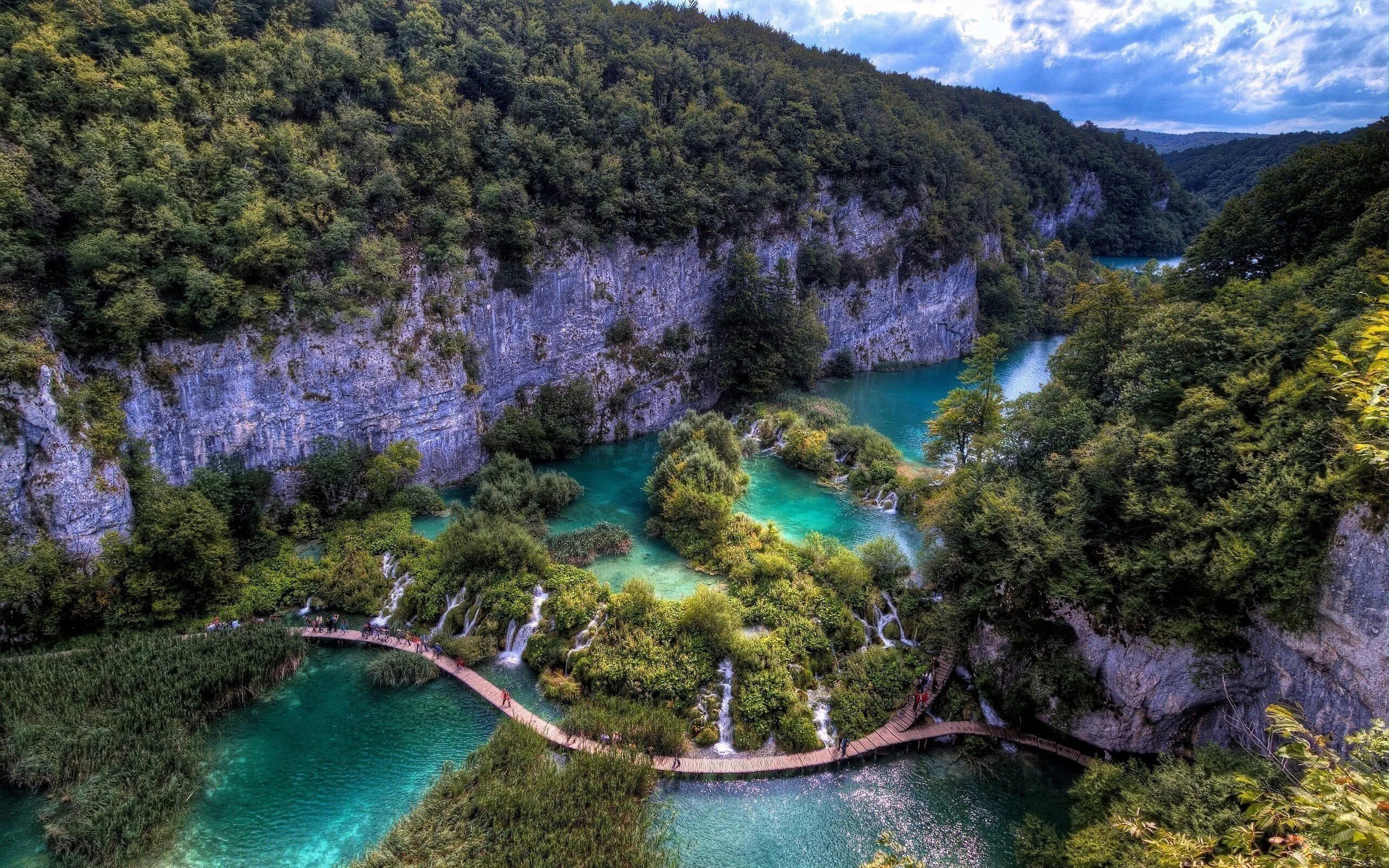 Plitvice lakes national park хорватия. Плитвицкие озера - крупнейший национальный парк хорватии. Достопримечательности северной америки высокие деревья. Уотертон-лейкс водопад. Плитвицкие озера юнеско.