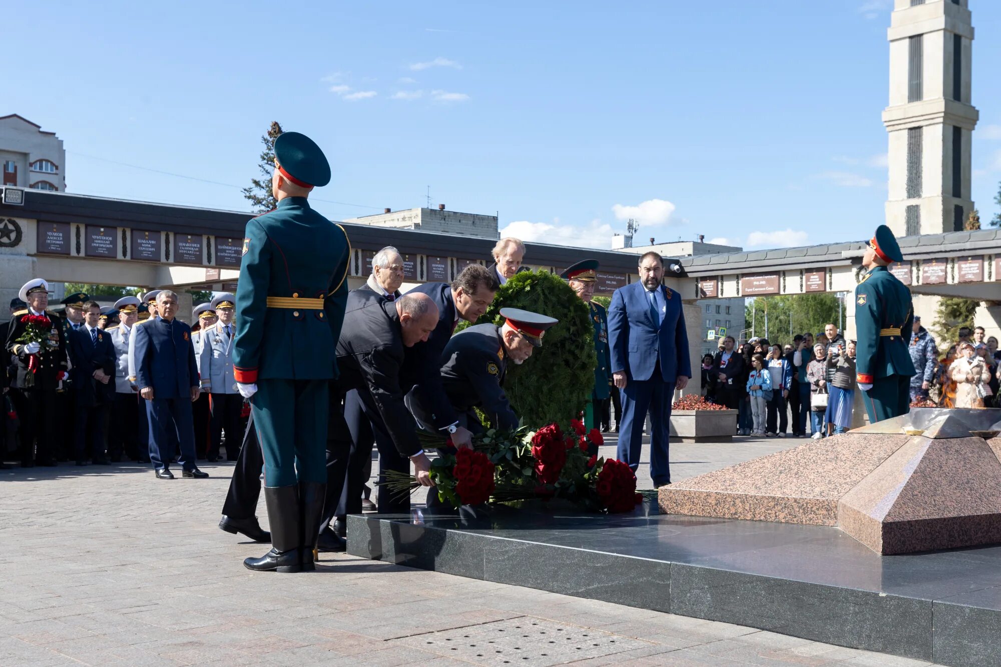 Возложение венков парк Победы Казань 2023. Возложение цветов к Вечному огню. Парк Победы возложение цветов. Вечный огонь парк Победы Казань.