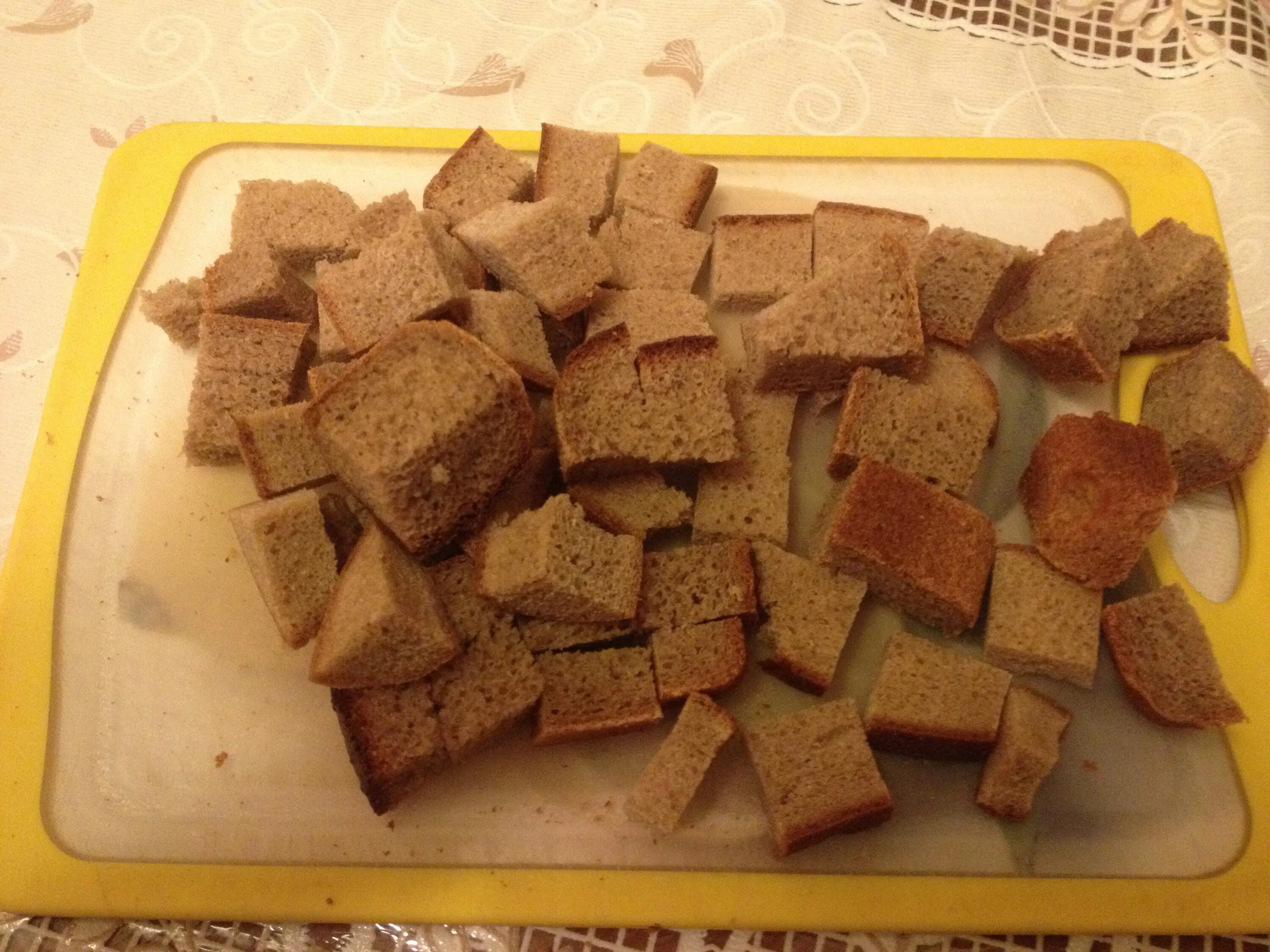 Блюда из черного хлеба. Хлеб кубиками. Кубики из хлеба. Сухарики домашние из серого хлеба. Сухарики без масла