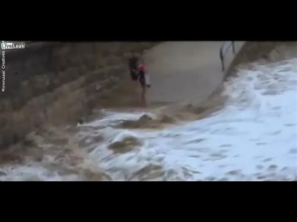 Чёрное море штормткрым. Смыло волной видео. Шторм в сочи. Купание в шторм. Смыло купальник волной.