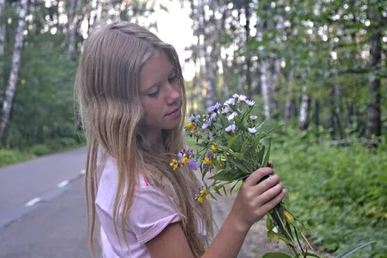 Тула 15 летняя. Девушки 15 лет Деревенские. Девочка 14 лет в лесу. Сельские девочки подростки.