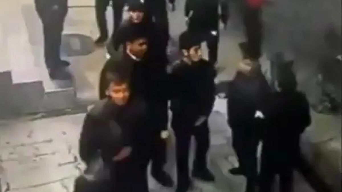 Массовая драка в кафе. Массовая драка в кафе. Драка в ресторане в санкт-петербурге 6 января 2023. Массовая драка в кафе. Массовая драка в кафе.