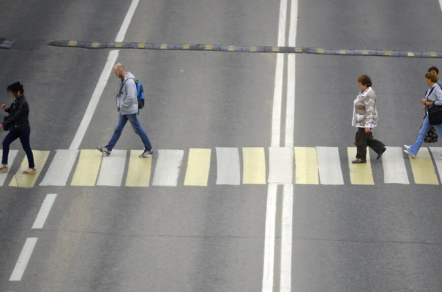 Пешеходы 7 букв. Нерегулируемый пешеходный переход. Фотосессия на пешеходном переходе. Нерегулированный пешеходный переход. Нерегулируемый пешеходный переход фото.