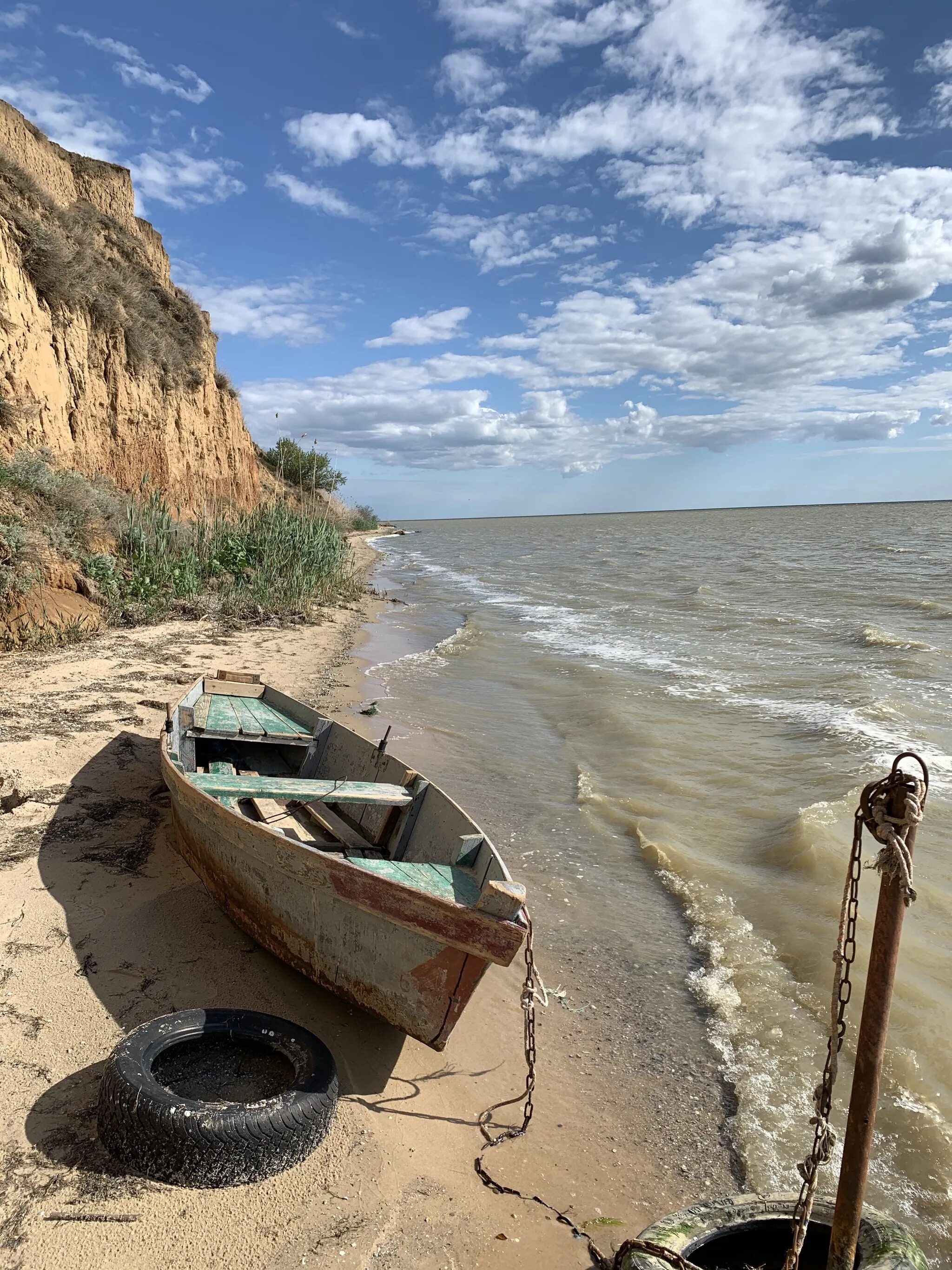 Лодка. Старая лодка. Лодка на берегу моря. Старая лодка на берегу. Лодка тамань