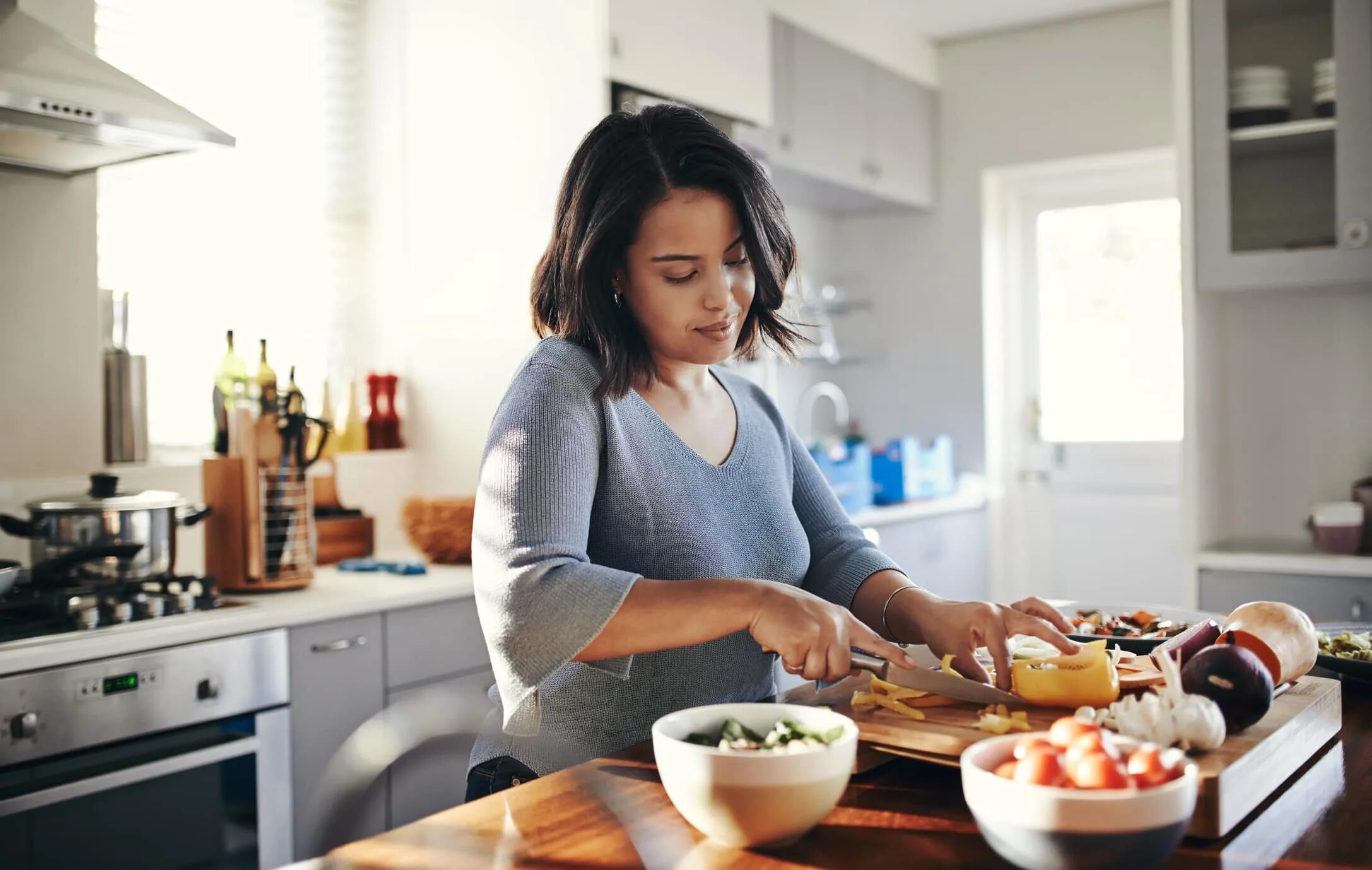 Prepare s. Женщина на кухне. Фотосессия на кухне. Женщина готовит. Готовка на кухне.