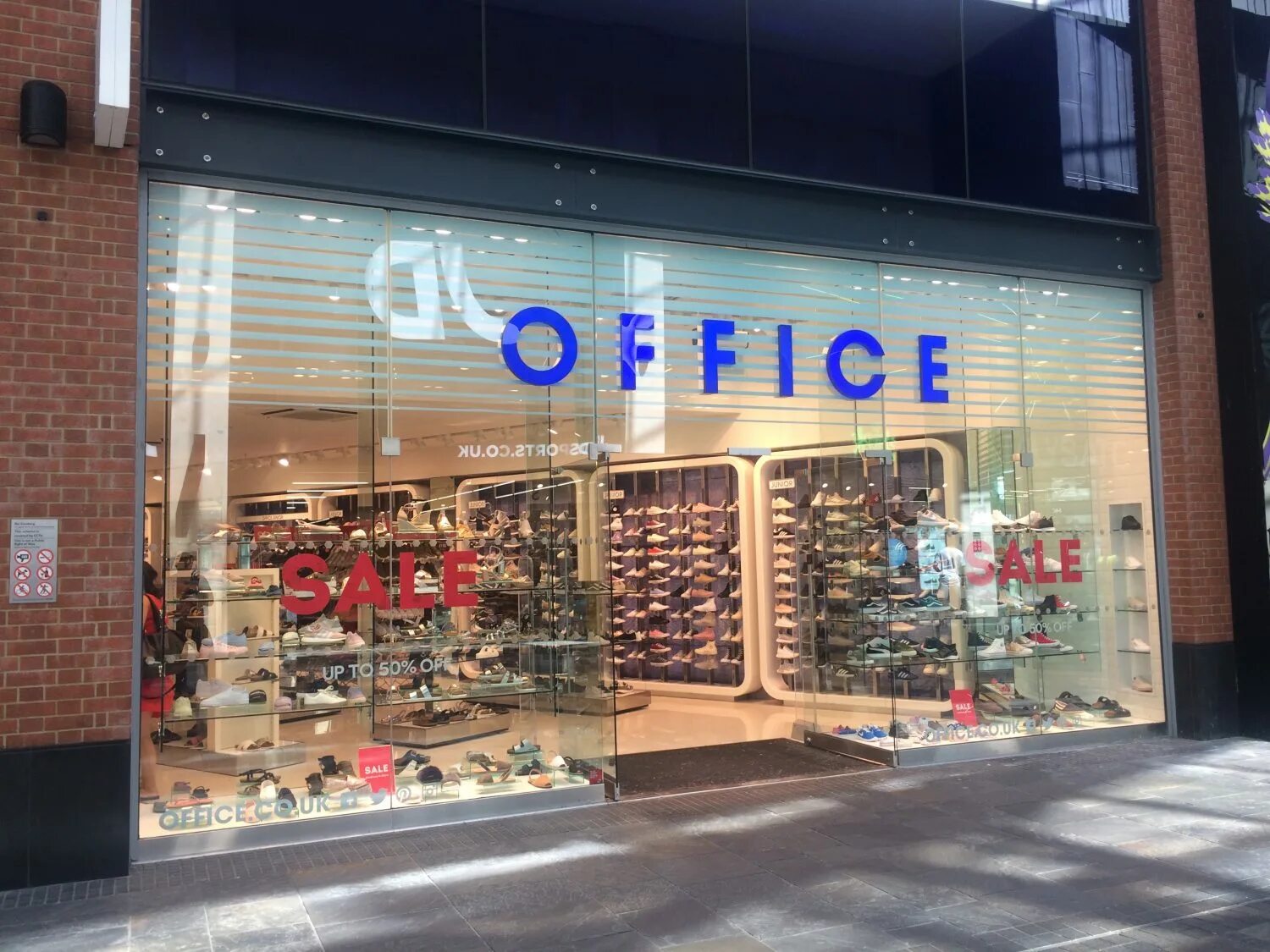 Магазин обуви фото. Office london обувь. Shop shoes магазин. Магазины обуви в европе. Shop shoes магазин.