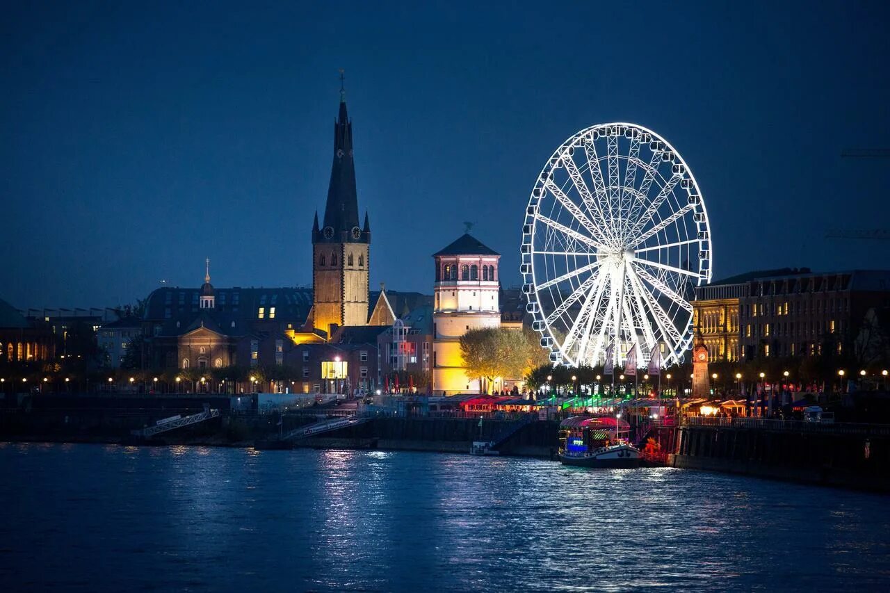 Дюссельдорф время. Дюссельдорф. Часы в Дюссельдорфе. Dusseldorf Автотрэк. Дюссельдорф 1400.