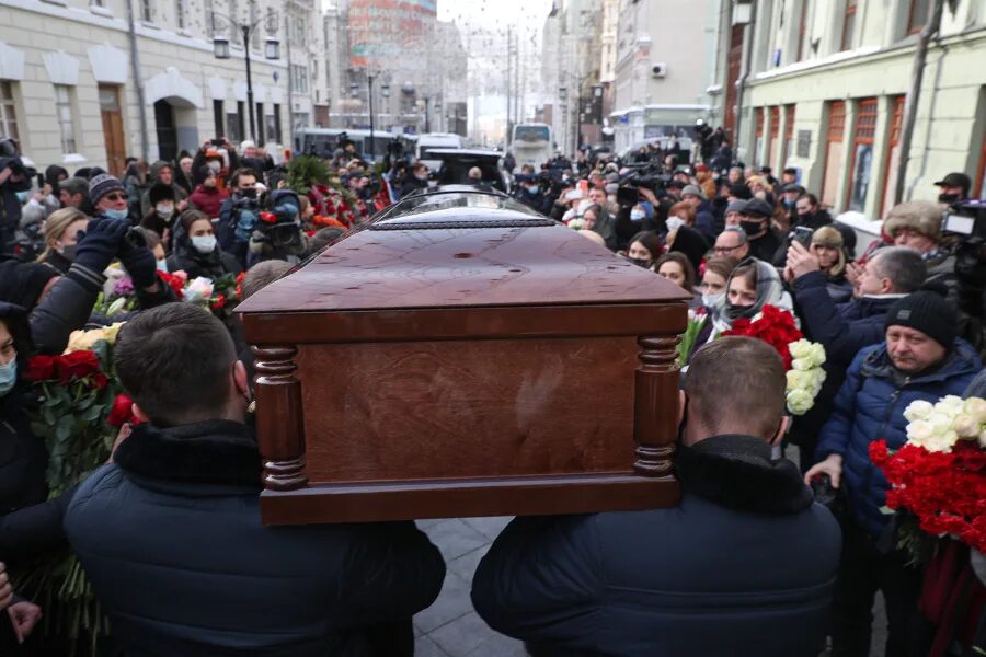 Цена похоронили. В Москве простились с Андреем Мягковым.