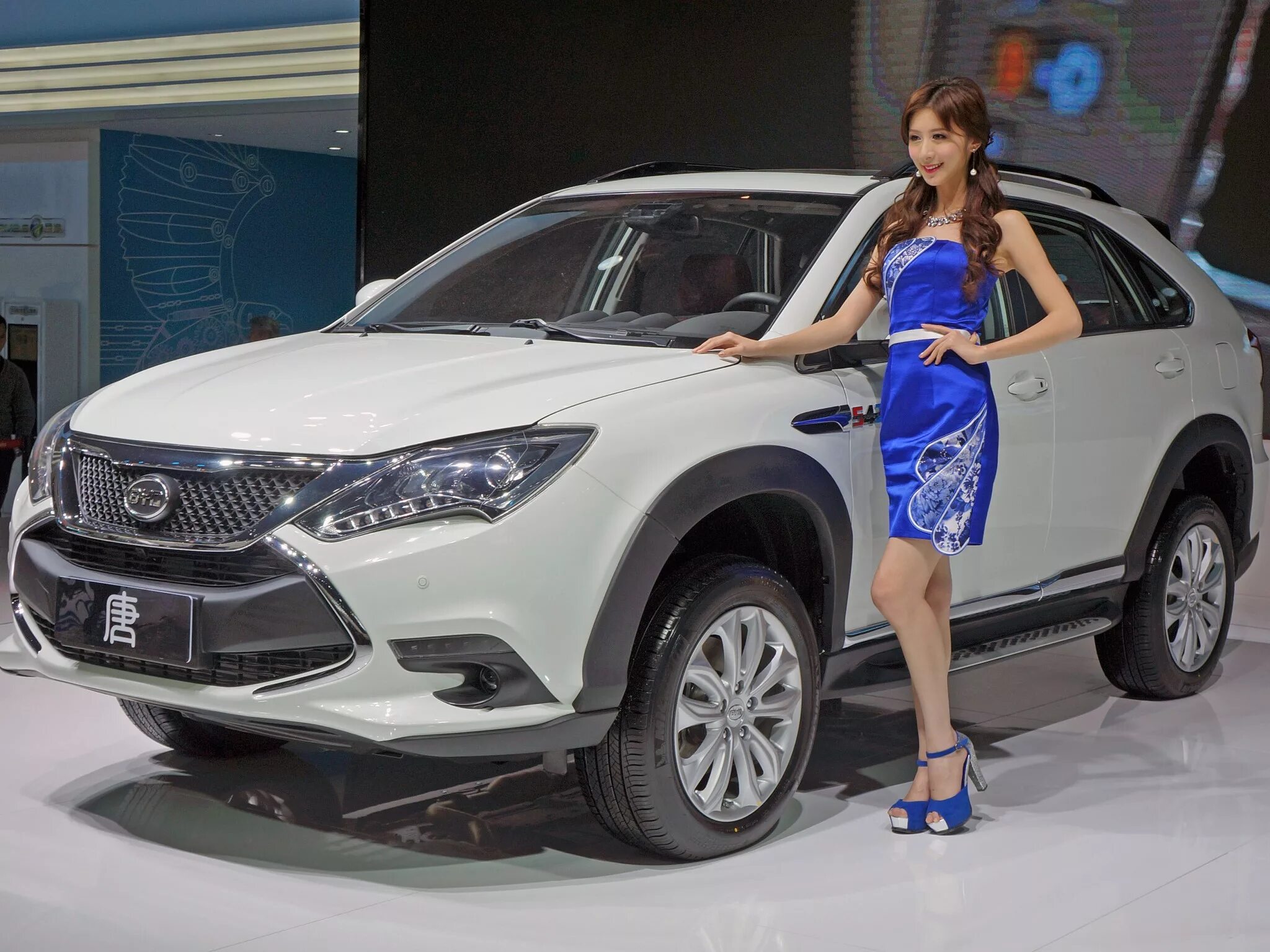 Byd hybrid. BYD Tang. BYD Tang гибрид. BYD Tang 2015. BYD кроссовер 2021.