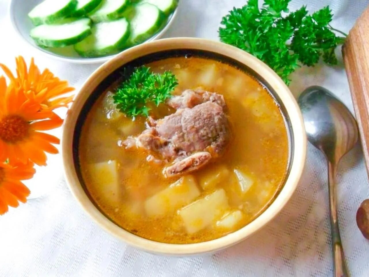 Рецепт супов из свинины простых и вкусных. Сулухинкал» (суп гороховый с галушками). говядина для супа. гороховый суп с говядиной. вкусный суп из свинины на косточке.