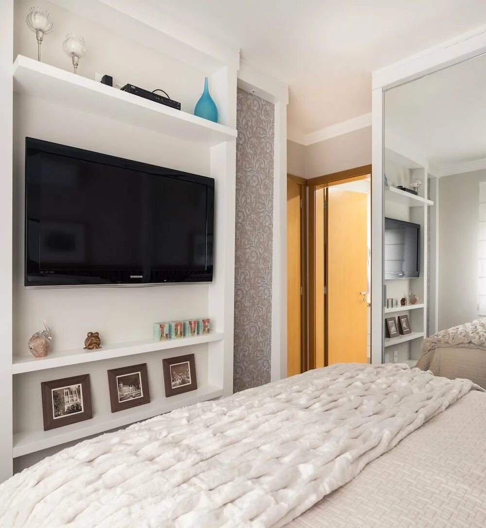 В спальне перед телевизором. Телевизор в спальне. Телевизор в спальне на стене. Маленькая спальня. Небольшая спальня с телевизором.
