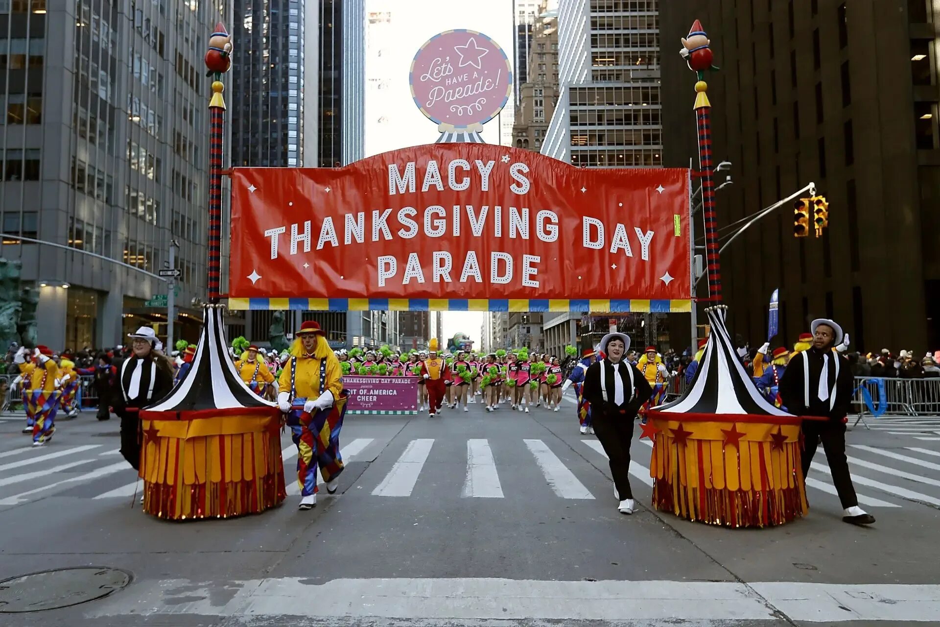 День благодарения в честь чего. Парад дня благодарения macy’s. thanksgiving day парад. macy&#039;s parade new york. парад мэйси в честь дня благодарения.