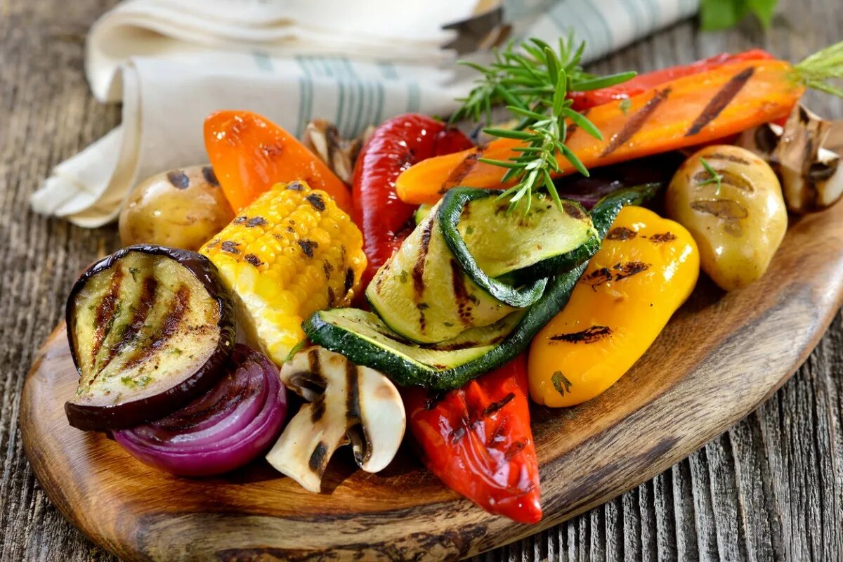 Mixed vegetables. Овощи гриль цуккини перец баклажаны. Овощи-гриль ( цукини, перец, баклажан). Овощи гриль ассорти. Овощи на мангале.