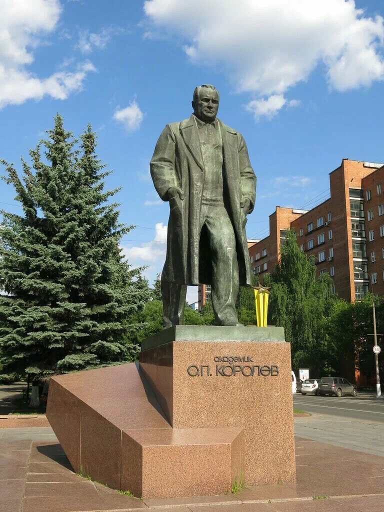 Городской округ королев г королев. Королев памятник академику с.п.королеву. Памятник Королёву и Гагарину Королев. Статуя Гагарина в городе Королев.