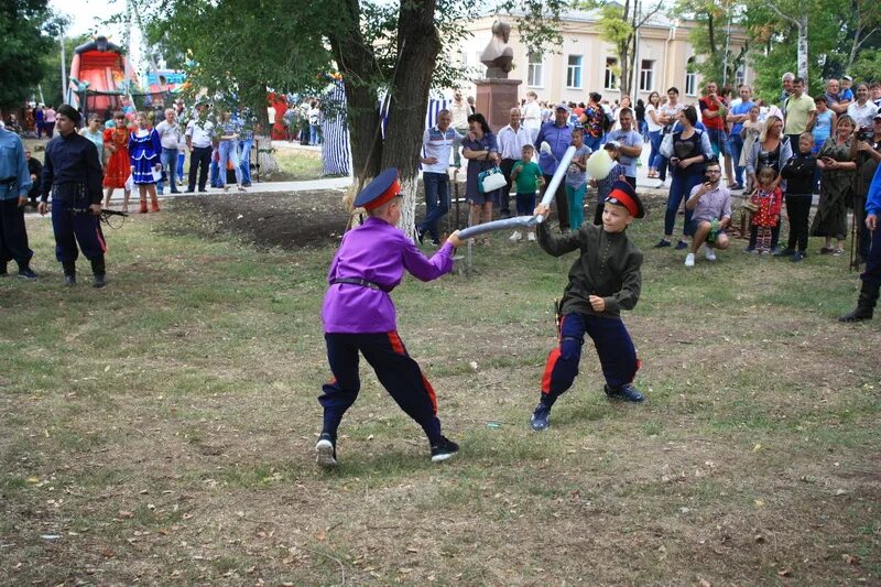 Погода мечетинская зерноградский. Станица Мечетинская Казачья. День станицы Мечетинской. Станица Мечетинская Сидельников казак. Станица Мечетинская Ростовская область выпускной.