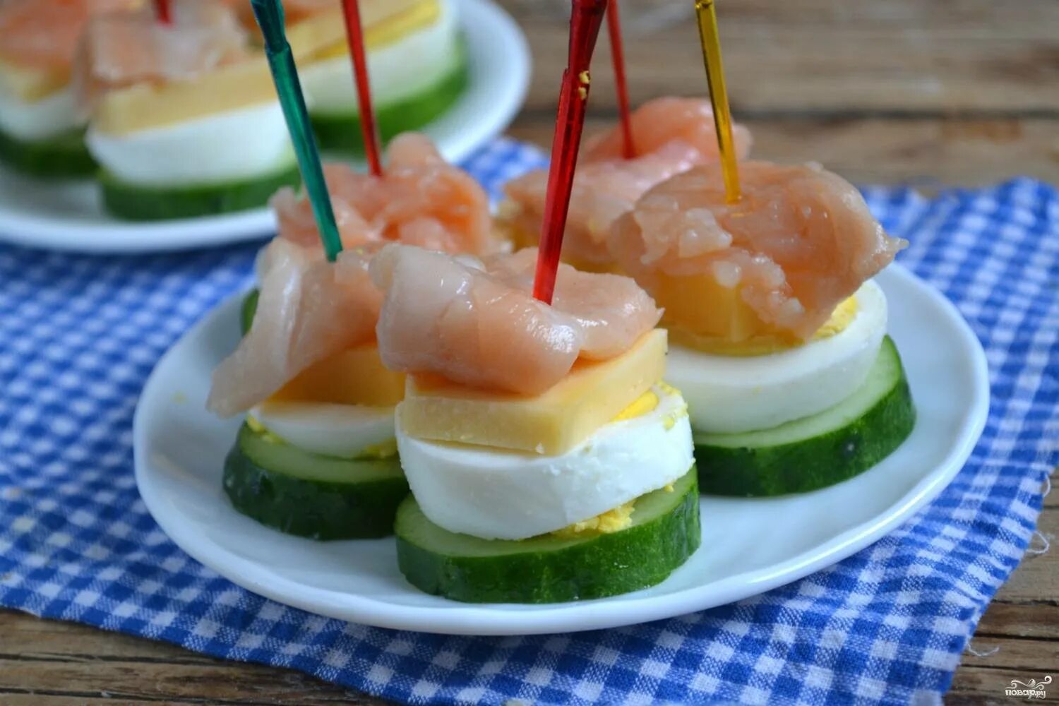 Канапе с лососем и авокадо. • канапе «ананасовый кораблик». Закуски на шпажках с рыбой. Канапе с красной рыбой на шпажках. Закуски на шпажках на праздничный стол.