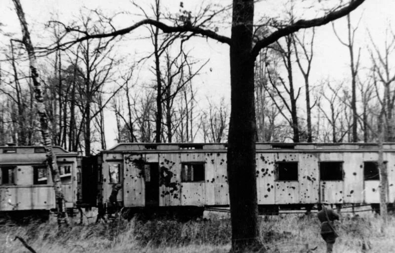 Зайцы в электричках. Обстрелянный вагон в новороссийске памятник. Безбилетники в электричках. Какой поезд расстреляли. Какой поезд расстреляли.