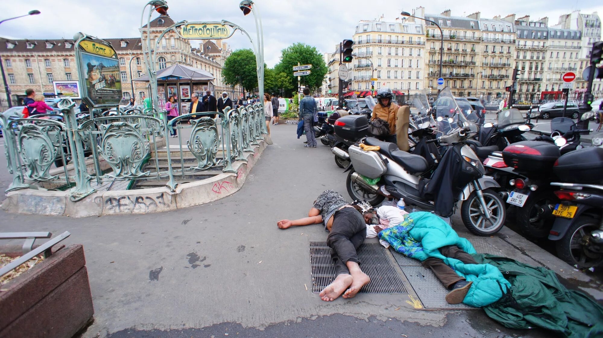 Бомжи в париже. Грязь на улицах Парижа.