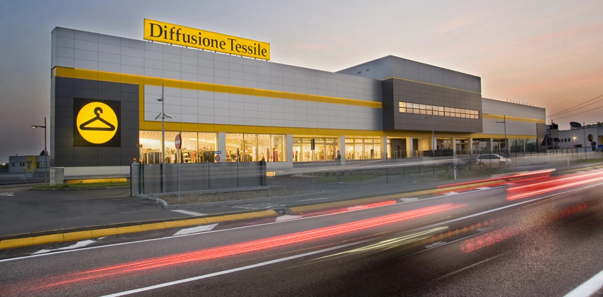 Outlet max. Диффузионе Тессиле. Diffusione Tessile фото. Аутлет авто. Аутлеты в машину.