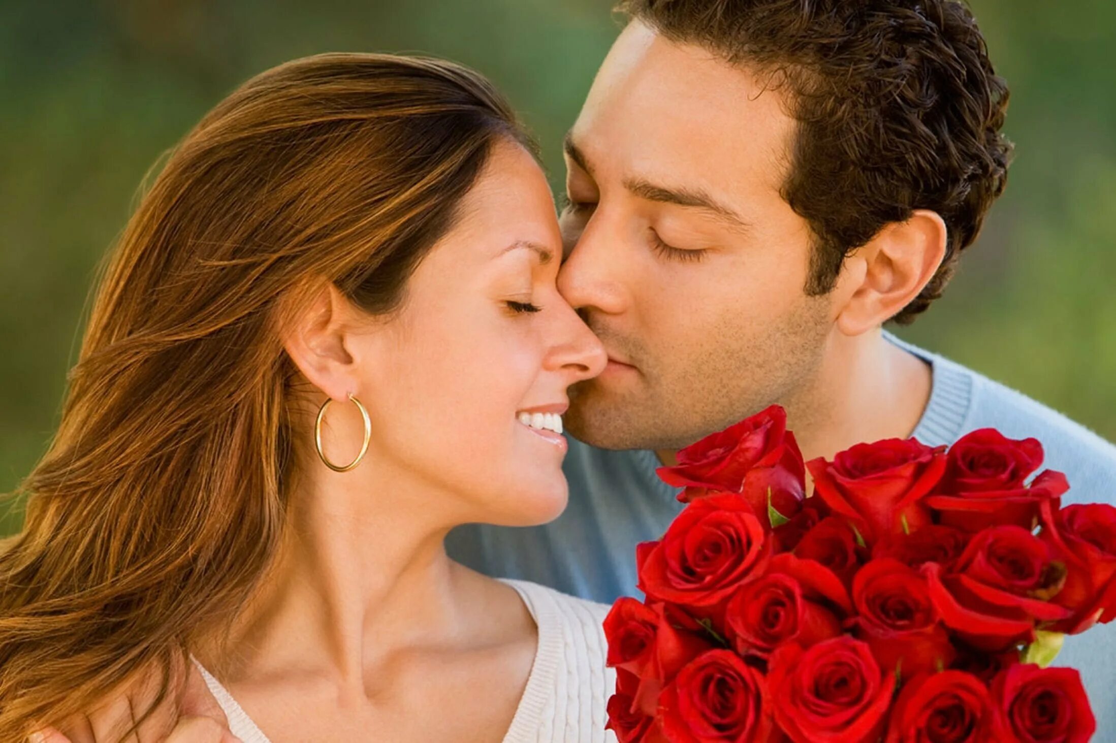 Мужчина романтик. Мужчина дарит цветы женщине. Влюбленный мужчина. Мужчина и женщина с цветами. Мужчина и женщина любовь.
