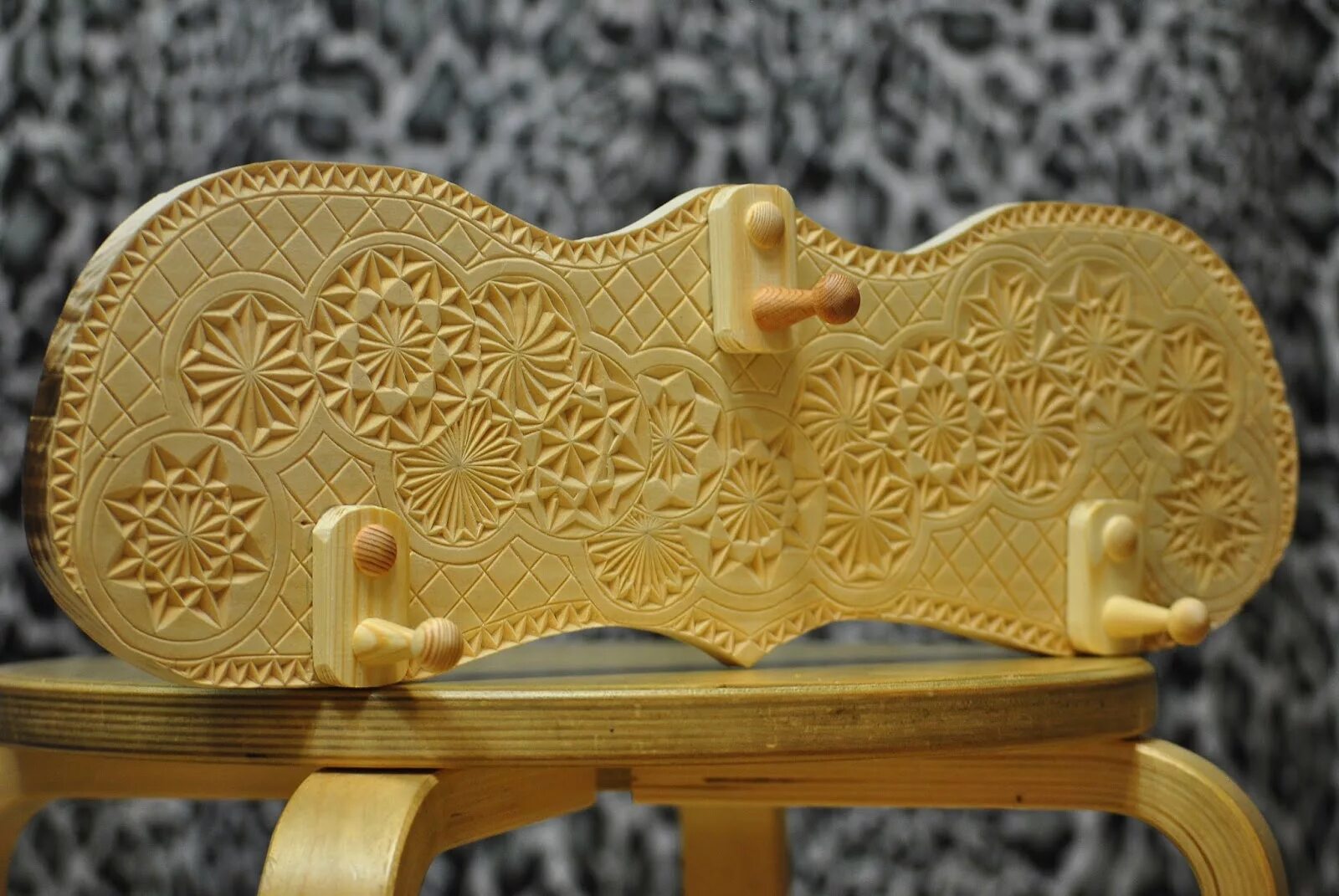 Мини вещи для начин. Деревянные фигуры. Инструменты для резьбы по дереву. Карвинг резьба по дереву. Резьба по дереву для детей.