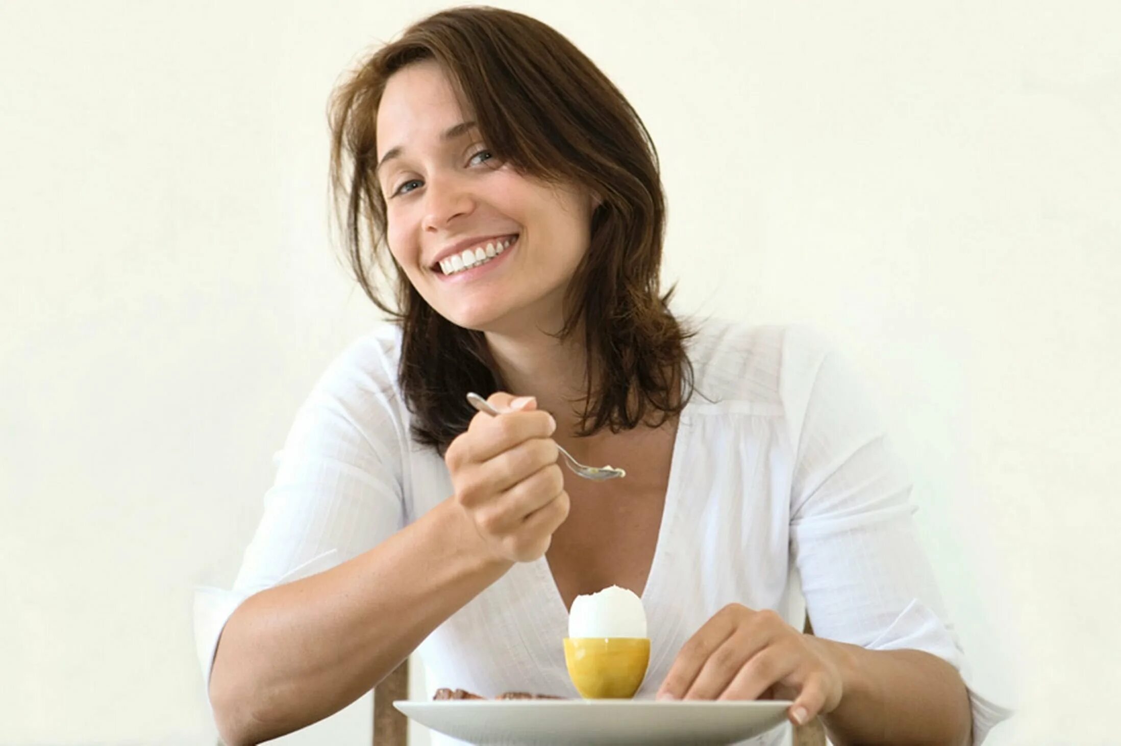 Девчонки яйцо. Девушка держит яйца. Девчонки яйцо. Куриные яйца. Девушка с яйцами.