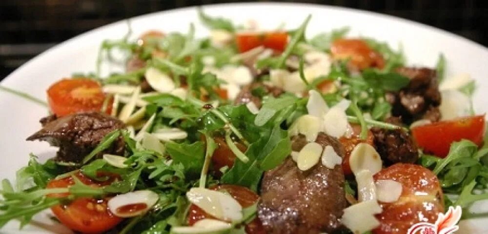 Руккола с куриной печенью. Салат из куриной печени с рукколой и помидорами. салат с куриной печенью рукколой и помидорами. салат с куриной печенью и рукколой. салат теплый с куриной печенью и рукколой.